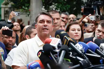 Rio de Janeiro (RJ), 04/10/2026 – O candidato à presidência da República Flávio Bolsonaro (PL) vota na Escola Municipal Barão Homem de Mello, em Vila Isabel. Foto: Fernando Frazão/Agência Brasil