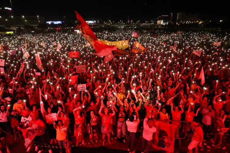Lula é reeleito presidente do Brasil em virada histórica